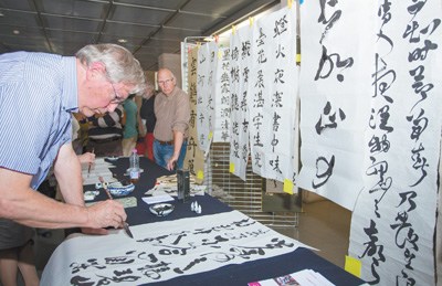 中國僑網日內瓦大學孔子學院舉辦的中國書法展示活動上,,一位當地漢語愛好者展示書法技藝,。