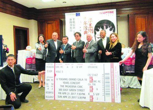 中國僑網(wǎng)主辦單位負(fù)責(zé)人共同為一張巨大的仿真演唱會票簽名,以宣布此次十年經(jīng)典巡回演唱會的揭幕,。(美國《僑報(bào)》/翁羽 攝)