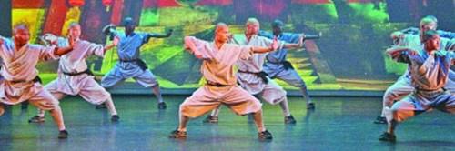 中國(guó)僑網(wǎng)中國(guó)武僧正在表演少林武術(shù),。(王水平 攝)