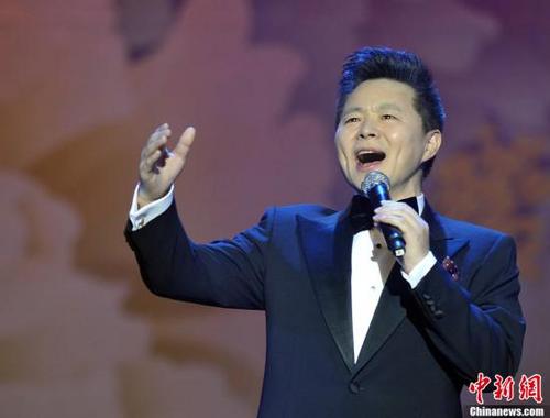 中國(guó)僑網(wǎng)圖為著名歌唱家王宏偉,。中新社記者 毛建軍 攝