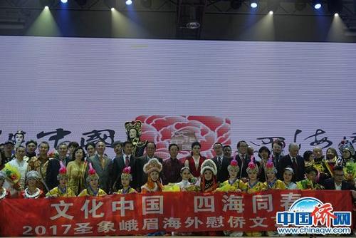 中國僑網(wǎng)吉隆坡演出結(jié)束后,,中國駐馬來西亞大使黃惠康及夫人,、藝術(shù)團(tuán)團(tuán)長任啟標(biāo)、領(lǐng)隊(duì)沈超,、馬來西亞中華大會堂總會總會長方天興,、署理會長鐘來福,、華總大廈發(fā)起人之一楊忠禮、馬來西亞—中國文化藝術(shù)協(xié)會署理會長陳志勇等上臺與演員合影留念,。 陸春艷 攝