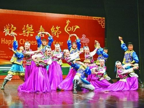 中國僑網(wǎng)內(nèi)蒙古藝術(shù)團正在表演節(jié)目,。(賀斌 攝)