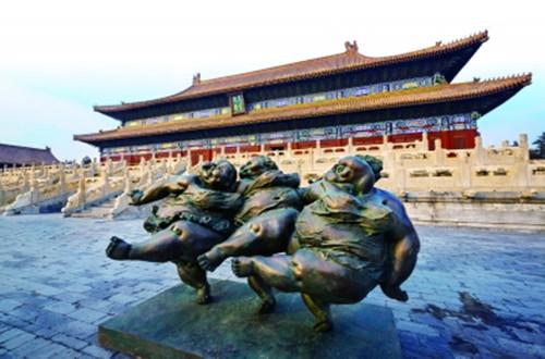 中國僑網(wǎng)《三個(gè)女人》,許鴻飛雕塑世界巡展·紫禁城站。