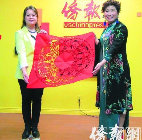 中國僑網(wǎng)田亞莉(右)來到僑報大樓接受專訪和展示她的剪紙藝術(shù)作品,。(美國《僑報》/翁羽 攝)