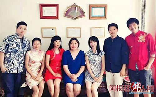 中國僑網(wǎng)參加今年“歡樂春節(jié)”慶典的6位主持人與組委會負(fù)責(zé)人之一陳靜的合影,。(阿根廷華人網(wǎng)/柳軍 攝)