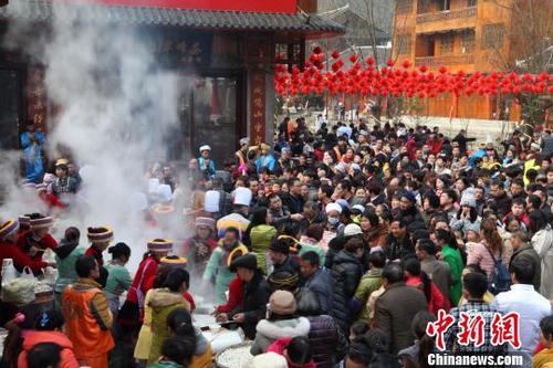 中國(guó)僑網(wǎng)印江土家族過“大年”活動(dòng)現(xiàn)場(chǎng),。 周燕玲 攝