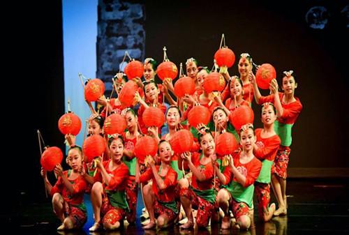 中國僑網(wǎng)(休斯敦華星藝術(shù)團演出現(xiàn)場)