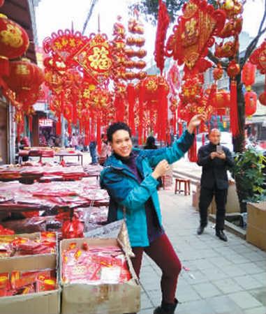 中國僑網(wǎng)蘭月兒逛集市購買春節(jié)用品,。