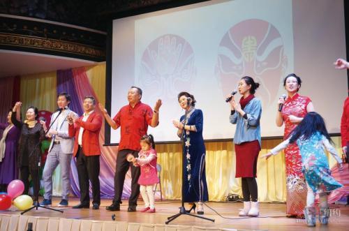 中國(guó)僑網(wǎng)現(xiàn)場(chǎng)演唱《北京歡迎你》。(美國(guó)《僑報(bào)》/陳辰 攝)