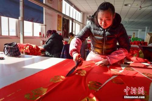 中國僑網(wǎng)資料圖 春節(jié)臨近,合肥市廬陽工業(yè)園內(nèi)的手工燈籠生產(chǎn)企業(yè)異常忙碌,加班加點(diǎn)趕制燈籠,。 中新社記者 張婭子 攝