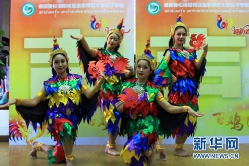 中國(guó)僑網(wǎng)22日,泰國(guó)本土教師在活動(dòng)現(xiàn)場(chǎng)表演舞蹈《聞雞起舞》,。