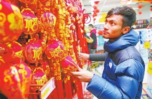 中國(guó)僑網(wǎng)超市里的中國(guó)結(jié)吸引住了洋小伙的目光,。(劉廣超 攝)