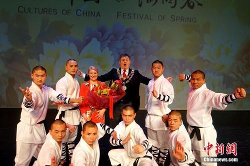 中國僑網(wǎng)當?shù)貢r間2月2日晚,“四海同春”海外訪演首次亮相英國第二大城市伯明翰,,由河南歌舞演藝集團與嵩山少林寺聯(lián)袂帶來的富有中華韻味的節(jié)目收獲如潮好評,,助中華文化在海外實力“圈粉”。圖為伯明翰榮譽市長Carl Rice攜夫人與少林武僧合影,。 中新社記者 付強 攝