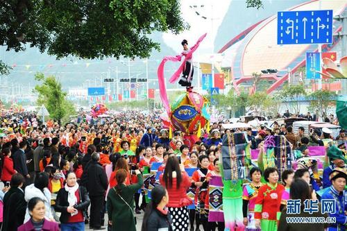 中國僑網(wǎng)2月3日,,民俗巡游隊伍在廣西靖西市街頭巡游,。當(dāng)日是立春,,各地開展精彩紛呈的民俗活動,熱熱鬧鬧迎立春,。 新華社發(fā)(趙京武 攝)