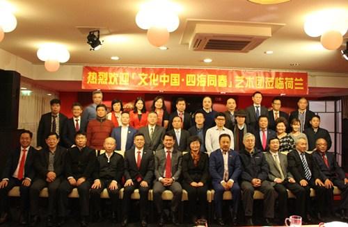 中國(guó)僑網(wǎng)代表團(tuán)和嘉賓合影。(《歐洲時(shí)報(bào)》德國(guó)版/陳磊 攝)