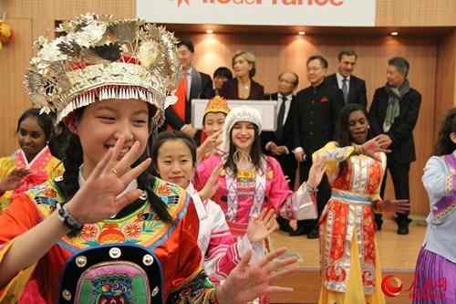 中國僑網(wǎng)中文學(xué)校學(xué)生演唱中文歌曲為招待會增添了歡快氣氛,。(李永群 攝)