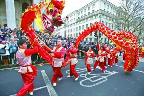 中國僑網(wǎng)英國倫敦,華人及當?shù)孛癖姂c祝中國農歷春節(jié),。(光明日報資料圖)