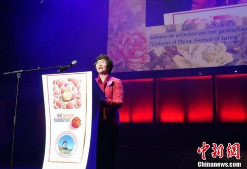 中國僑網時值中荷兩國建立大使級外交關系45周年,“文化中國·四海同春”于2月4日晚亮相荷蘭烏特勒支,,來自中國的傳統文化精粹吸引了眾多當地觀眾,。圖為國務院僑辦副主任王曉萍致辭。中新社記者 付強 攝