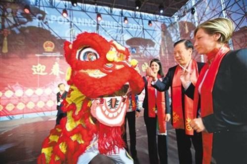 中國僑網1月28日,,“歡樂春節(jié)”特色舞獅游行,、文藝演出在意大利羅馬市中心舉行,吸引數(shù)萬市民,、游客觀看。圖為中國駐意大利大使李瑞宇(右二),、羅馬市長拉吉(右三)與意大利文化部副部長比安琪(右一)等共同為舞獅“點睛”,。新華社記者 金宇 攝