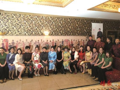 中國(guó)僑網(wǎng)全球華人旗袍映像長(zhǎng)卷活動(dòng)在紐約法拉盛展開(kāi)。(美國(guó)《僑報(bào)》/宋旸 攝)