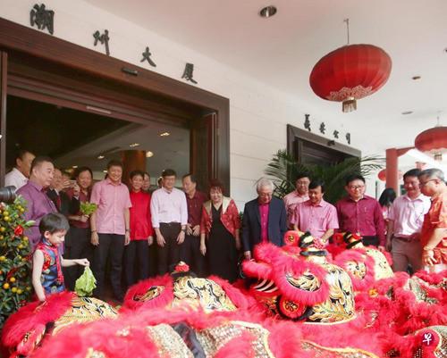 中國僑網(wǎng)黃志明(左六),、郭明忠(左七),、張思樂(左八)和眾理事一同觀賞八頭瑞獅迎賓獻演。(新加坡《聯(lián)合早報》/梁偉康 攝)