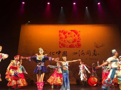 中國(guó)僑網(wǎng)“文化中國(guó)·四海同春”藝術(shù)團(tuán)赴大洋洲慰?jī)S訪演5日在新西蘭最大城市奧克蘭拉開帷幕,,來(lái)自中國(guó)的藝術(shù)家們聯(lián)手新西蘭華星藝術(shù)團(tuán)帶來(lái)歌,、舞,、雜技,、民樂(lè),、變臉等精彩演出,。記者 王堯攝 來(lái)源:人民網(wǎng)