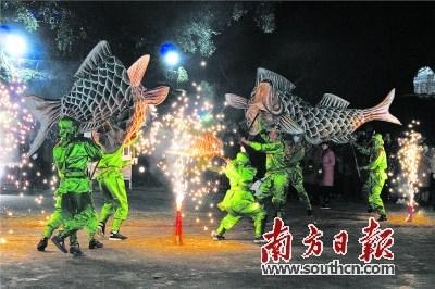 中國僑網(wǎng)汕頭市南澳縣“游神賽會”舞魚表演,。 林文杰 攝