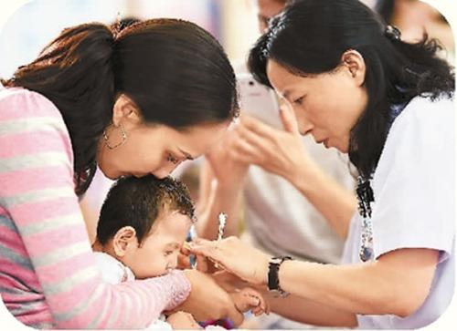 中國僑網(wǎng)2016年9月19日,,在黑龍江中醫(yī)大二院的康復中心,,來自哈薩克斯坦的熱尼娜抱著孩子阿爾斯蘭接受中醫(yī)康復治療。(新華社記者 王建威 攝)