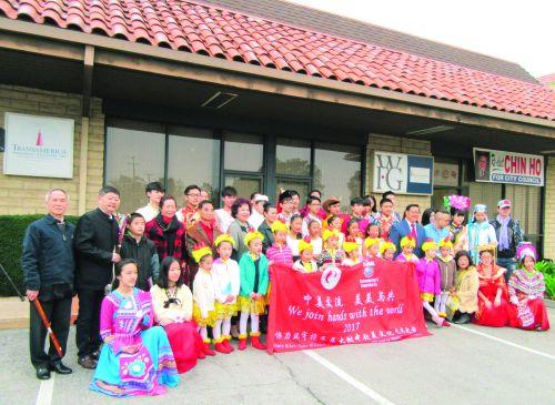 中國(guó)僑網(wǎng)“希望在青年”新春聯(lián)誼會(huì)在圣蓋博市市長(zhǎng)廖欽和競(jìng)選辦公室外舉行,。(美國(guó)《僑報(bào)》/翁羽 攝)