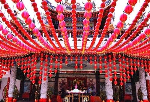 中國僑網(wǎng)馬來西亞吉隆坡天后廟掛起紅燈籠慶祝雞年春節(jié)。(新華社發(fā))