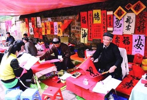 中國僑網(wǎng)越南河內(nèi)民眾選購對聯(lián)及漢字字帖,。(資料圖)