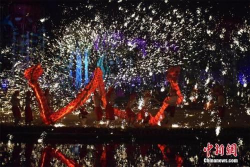 中國僑網(wǎng)2月4日晚,,國家級(jí)非物質(zhì)文化遺產(chǎn)“火龍鋼花”亮相武漢歡樂谷,上演“人在龍中舞,,龍?jiān)诨鹬酗w”的奇觀,。馬芙蓉 攝