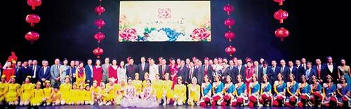 中國僑網(wǎng)“文化中國·四海同春”大型慰僑演出7日晚在巴黎會議宮圓滿落幕。嘉賓與演職人員照“全家?!?。(法國《歐洲時報》/孔帆 攝)
