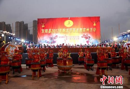 中國(guó)僑網(wǎng)圖為廣西賓陽(yáng)炮龍節(jié)“百龍舞賓州”活動(dòng)現(xiàn)場(chǎng),。 楊志雄 攝