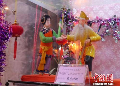 中國僑網(wǎng)潮劇“桃花過渡”戲劇形象翁仔燈?!£悊⑷?攝