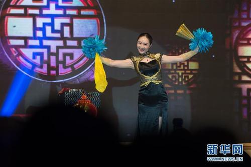 中國僑網(wǎng)2月6日,,在印度尼西亞首都雅加達,,來自中國東方歌舞團的魔術(shù)演員曲蕾進行魔術(shù)表演,。當日,,由中國海外交流協(xié)會組派的“文化中國·四海同春”亞洲團在雅加達進行春節(jié)訪問演出,。 新華社記者杜宇攝