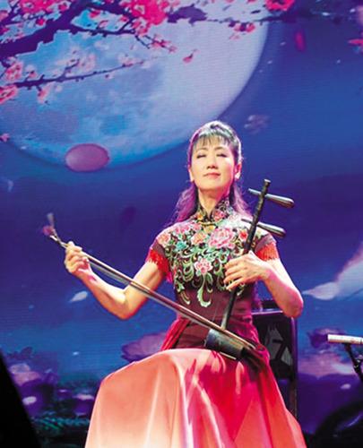 中國僑網(wǎng)圖為中國廣播藝術團演奏家姜克美的京胡獨奏《夜深沉》。(嚴瑜 攝)