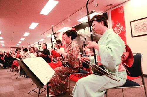 中國僑網(wǎng)中日演員同臺(tái)演奏民樂。