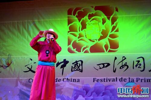 中國僑網(wǎng)當(dāng)?shù)貢r間2月12日晚,,2017年“文化中國·四海同春”歐洲二團馬德里專場演出落下帷幕,標(biāo)志著“四海同春”英國,、荷蘭,、西班牙三國訪演圓滿收官。圖為歌唱家布仁巴雅爾演唱歌曲《天邊》,。(付強 攝)