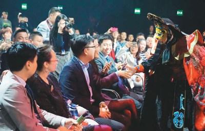 中國僑網(wǎng)當?shù)貢r間2月5日,,“親情中華”藝術團在葡萄牙里斯本演出,,來自四川成都市非物質(zhì)文化遺產(chǎn)保護中心的演員夏歡在表演川劇變臉時與觀眾互動。(本報記者 嚴瑜 攝)
