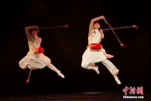 中國僑網(wǎng)2月13日晚,,由國務院僑務辦公室與澳門歸僑總會聯(lián)合主辦的2017年“文化中國·四海同春”新春晚會在澳門文化中心上演。圖為中國東方歌舞團的演員表演大型舞蹈《國色》。中新社記者 龍土有 攝