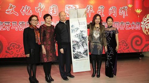 中國(guó)僑網(wǎng)張永文向馬德里華星藝術(shù)團(tuán)贈(zèng)送紀(jì)念品,。(法國(guó)《歐洲時(shí)報(bào)》/黃冠杰 攝)