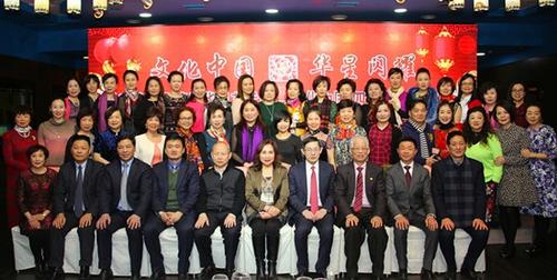 中國(guó)僑網(wǎng)張永文,、黃亞中,、朱健及僑界代表與華星藝術(shù)團(tuán)合影。(法國(guó)《歐洲時(shí)報(bào)》/黃冠杰 攝)