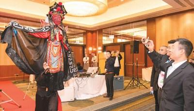 中國(guó)僑網(wǎng)圖為僑胞拍攝正在表演的木偶絕技《變臉》,。
