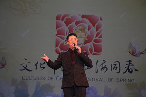 中國僑網(wǎng)閻維文演唱歌曲《母親》,。(圖片來源:歐洲時報記者夏曉彤 攝)