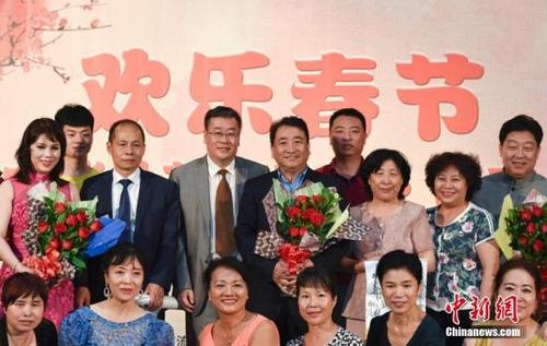 中國僑網(wǎng)圖為姜昆(后右五)、中國駐圣保羅總領(lǐng)事宋揚(后右六)等與當(dāng)?shù)貎S胞合影,。 中新社記者 莫成雄 攝