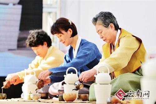 中國僑網(wǎng)中韓日茶道名師名器齊聚昆明,。(高偉 攝)