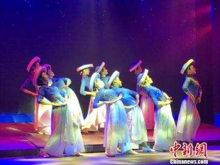 中國僑網圖為演員們在表演京族舞蹈《京海漁歌》,。 鐘建珊 攝