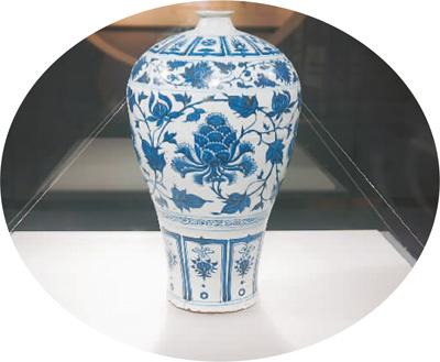中國僑網(wǎng)景德鎮(zhèn)中國陶瓷博物館館藏的元代青花纏枝牡丹紋梅瓶。(王萌 攝)