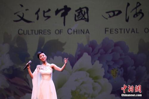 中國僑網(wǎng)當(dāng)?shù)貢r間2月20日晚,,國務(wù)院僑務(wù)辦公室組派的2017“文化中國·四海同春”北美代表團(tuán)在加拿大經(jīng)濟(jì)重鎮(zhèn)卡爾加里上演大型歌舞劇《傳奇》,。這也是該藝術(shù)團(tuán)在美國、加拿大七城慰僑巡演的最后一場演出,。圖為青年歌唱家張其萍獻(xiàn)唱《太湖美》,。中新社記者 余瑞冬 攝